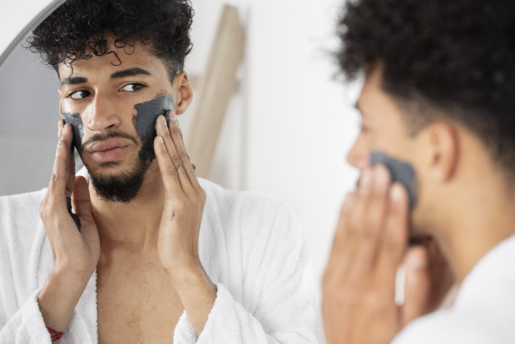 a-importancia-da-variedade-de-cosmeticos-na-loja


Homem fazendo rotina de cuidados com a pele com cosméticos variados.